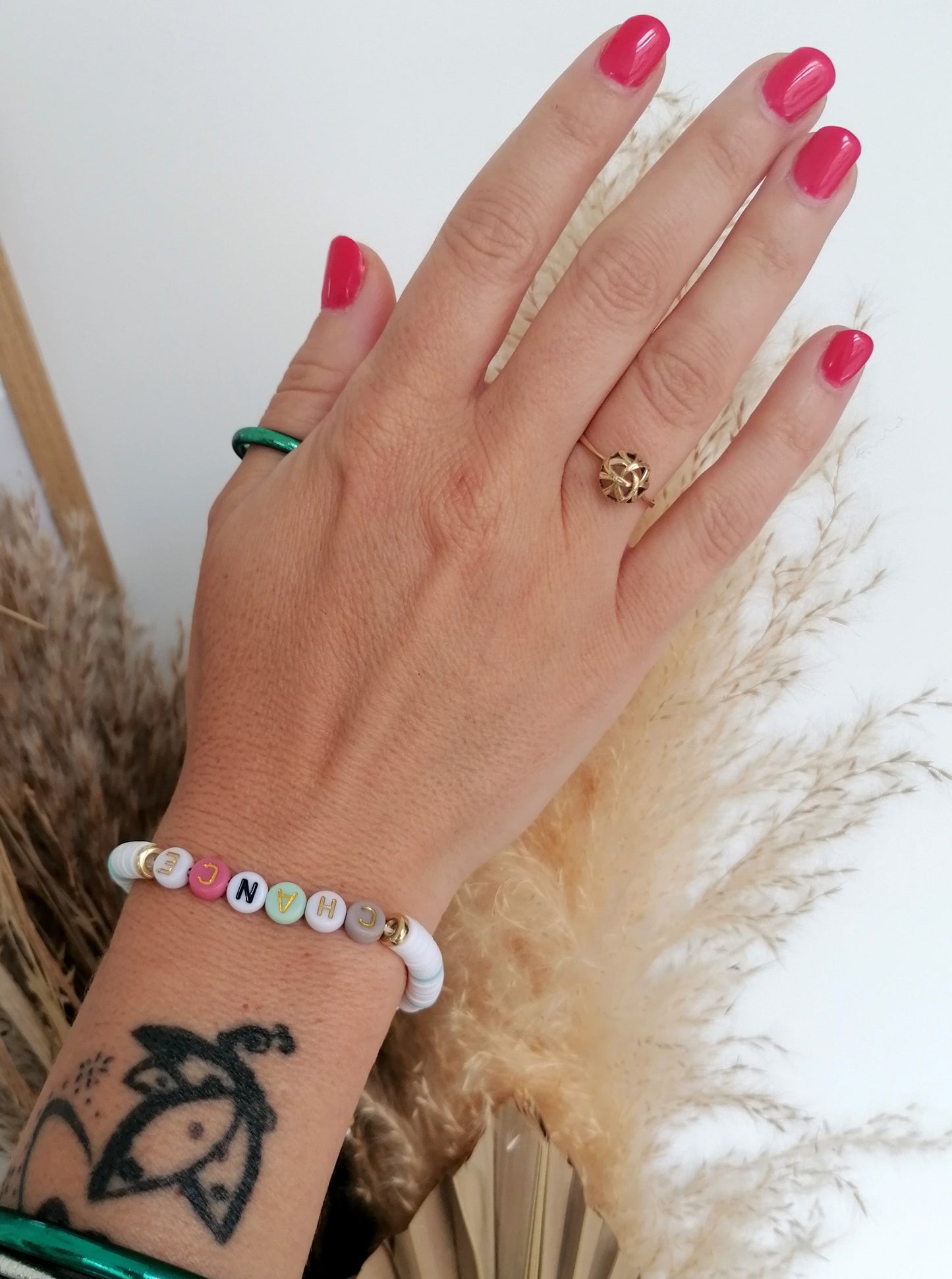 Bracelet en perles Heishi avec inscritpion du mot Chance, perles blanches et bleus ciel