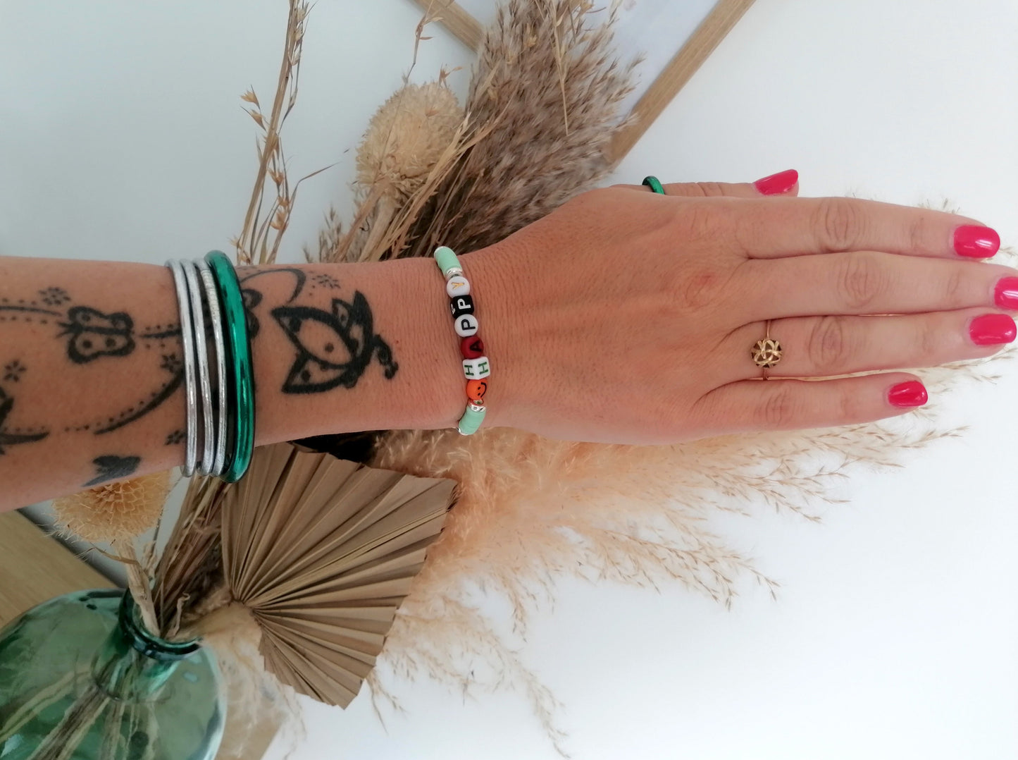 Bracelet en perles Heishi avec inscription "Happy" - Style, positivité, énergie