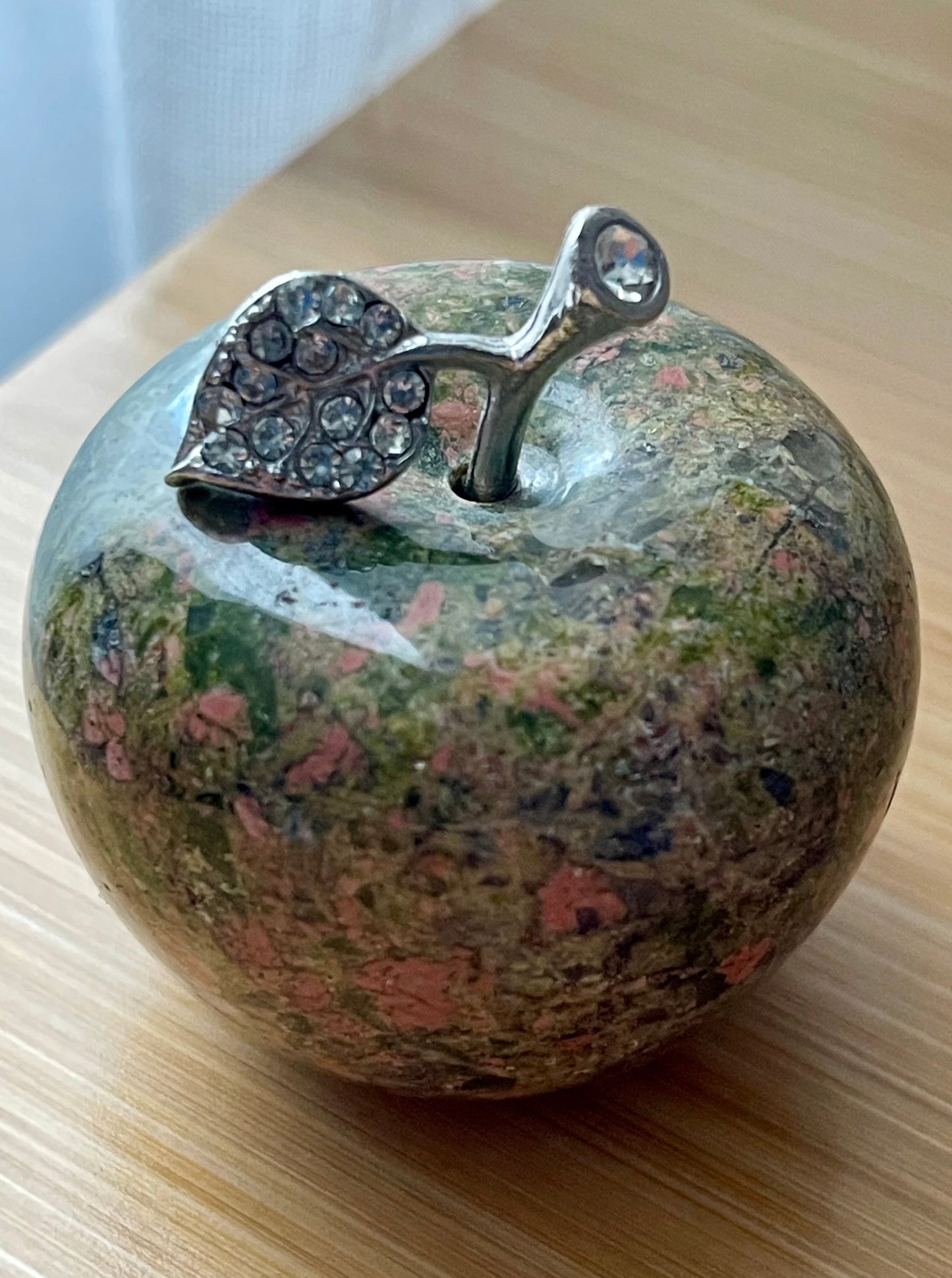Unakite en forme de pomme