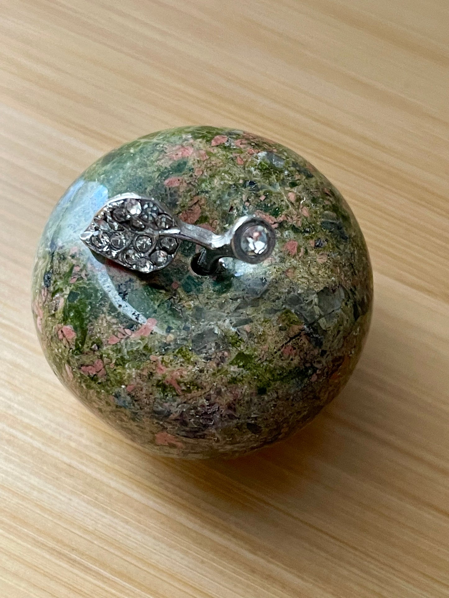 Unakite en forme de pomme
