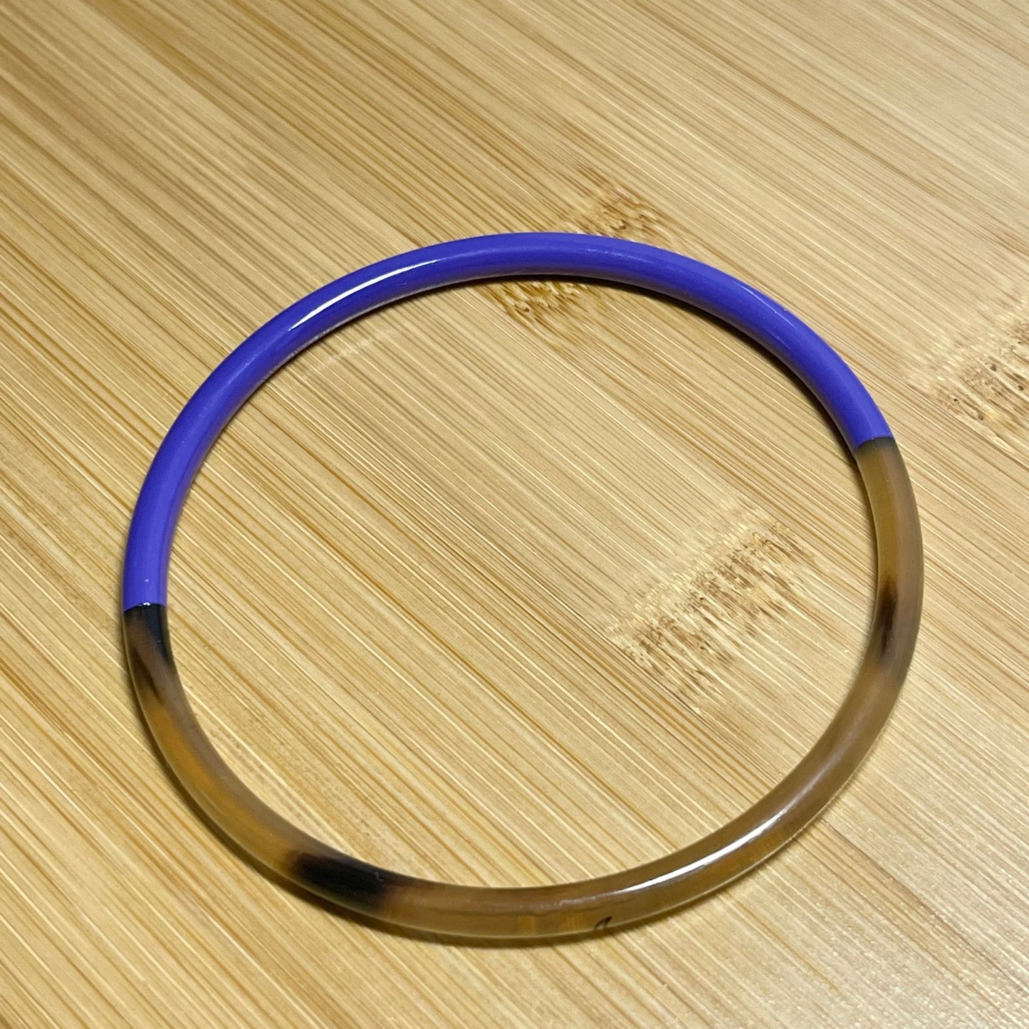 bracelet corne upcyclé, couleur violet, gravure lune