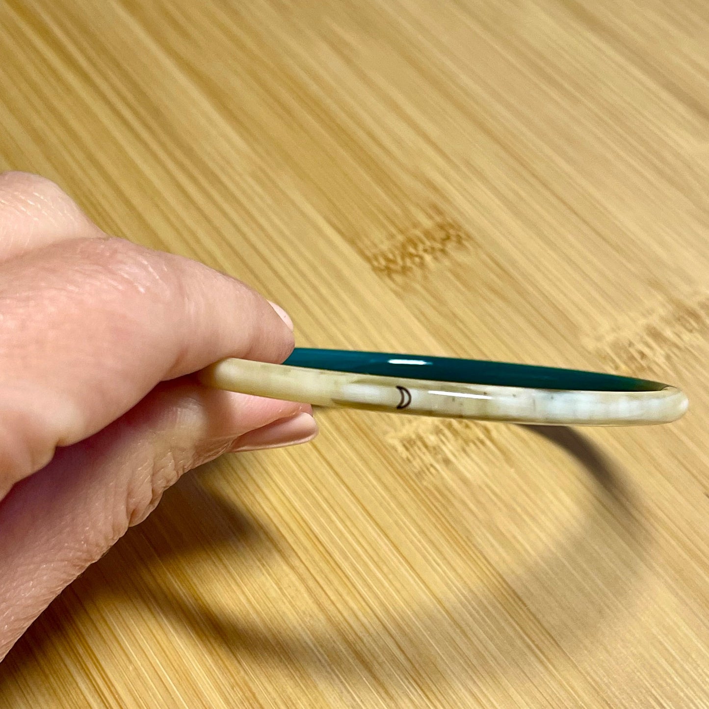 bracelet corne upcyclé, couleur vert emeraude, gravure lune