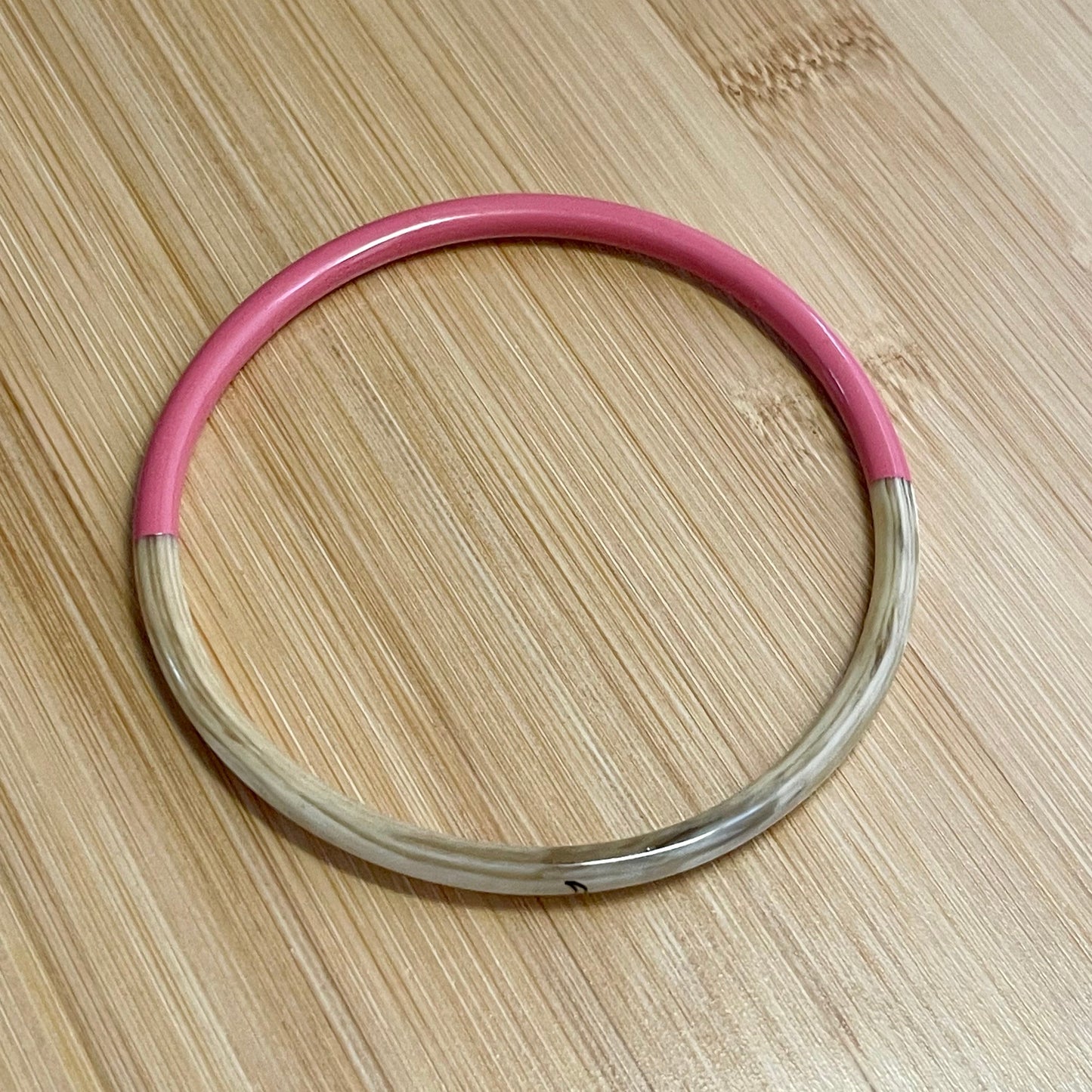 bracelet corne upcyclé, couleur bleu lagon, gravure lune