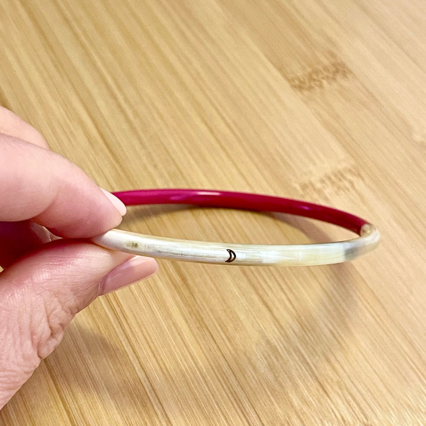bracelet corne upcyclé, couleur magenta, gravure lune