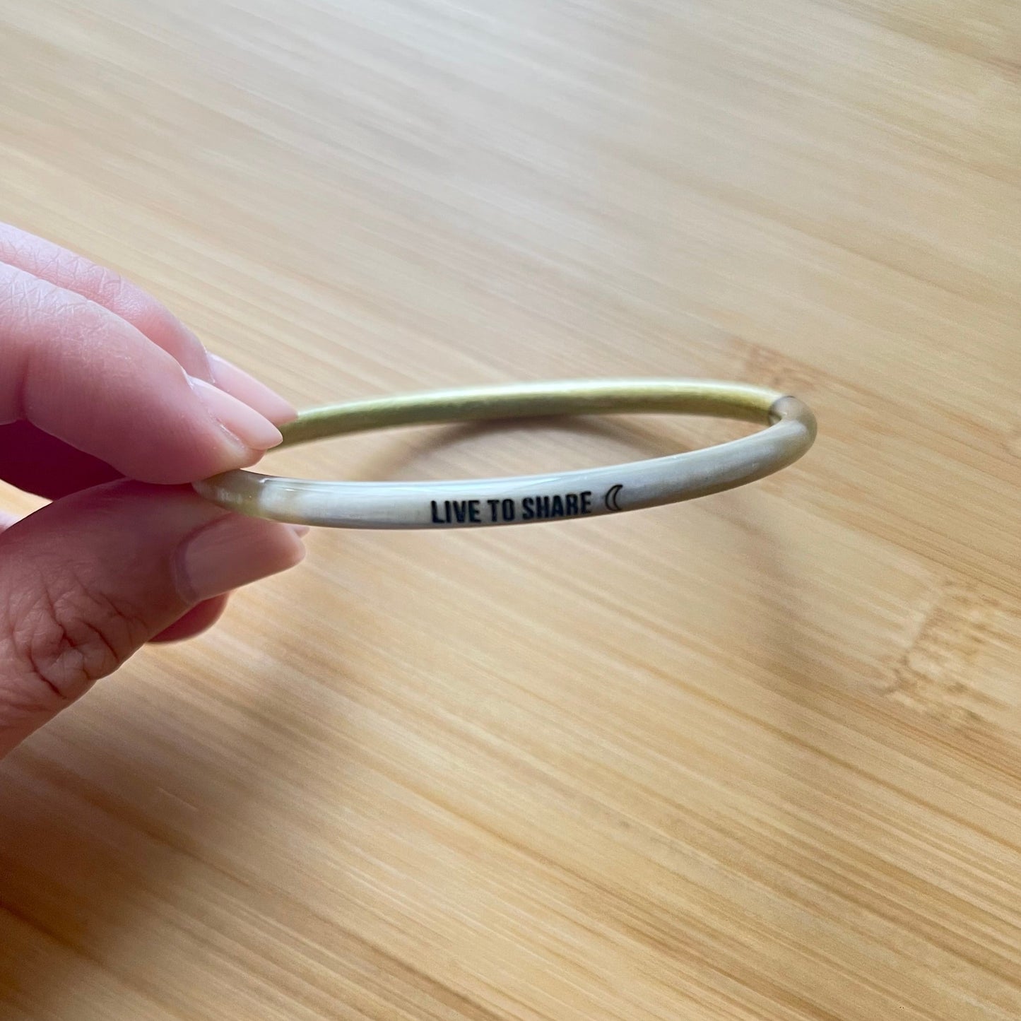 Bracelet en corne et doré, gravure live to share et lune