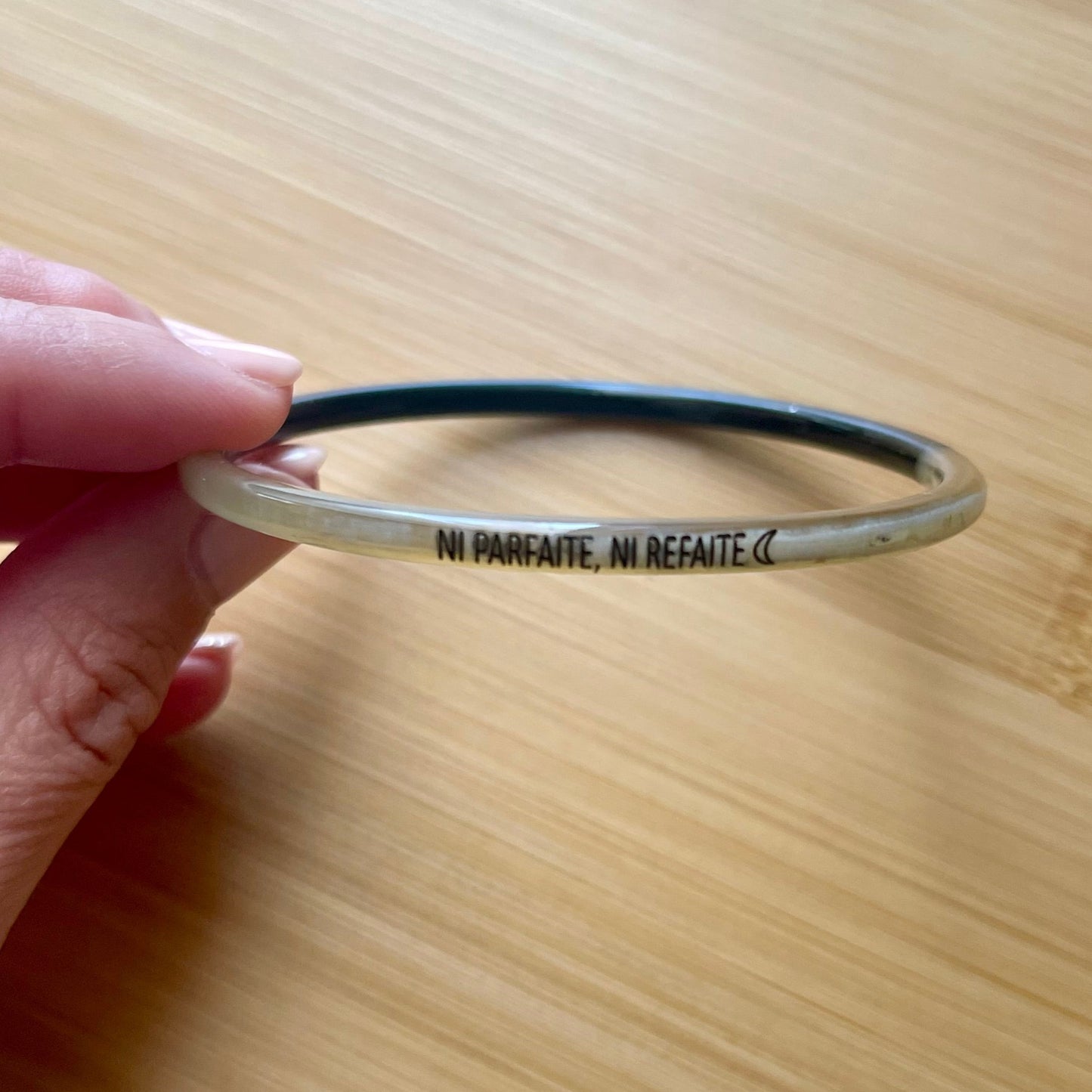 Bracelet en corne et noir, gravure ni parfaite ni refaite et lune