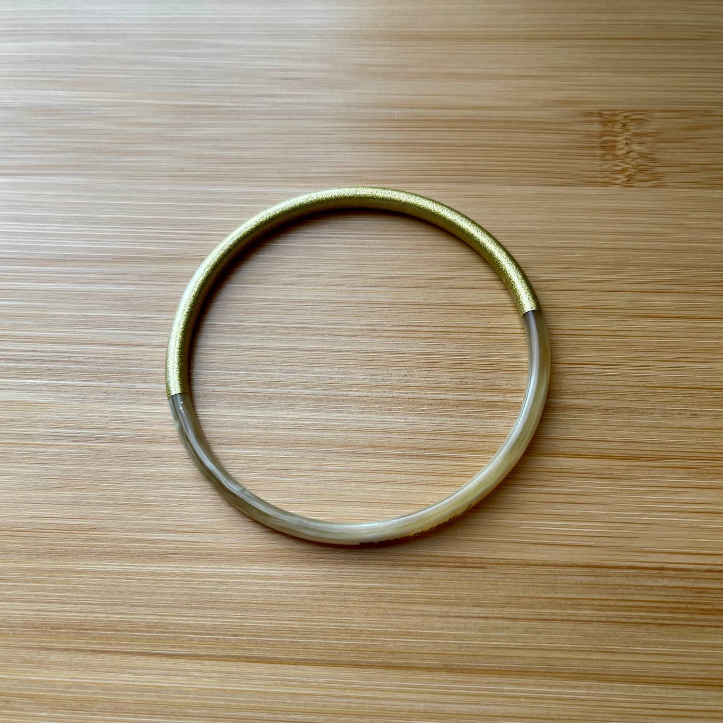 bracelet corne et doré, gravure un grain de folie et lune
