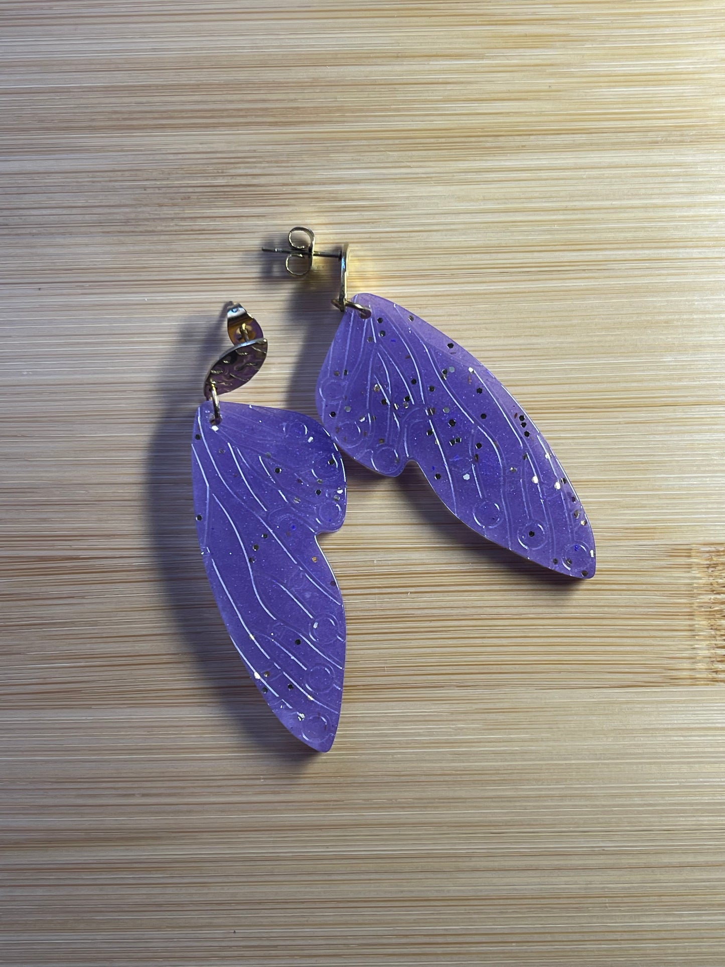 Boucles d’oreilles Ailes Violettes – Orabulle