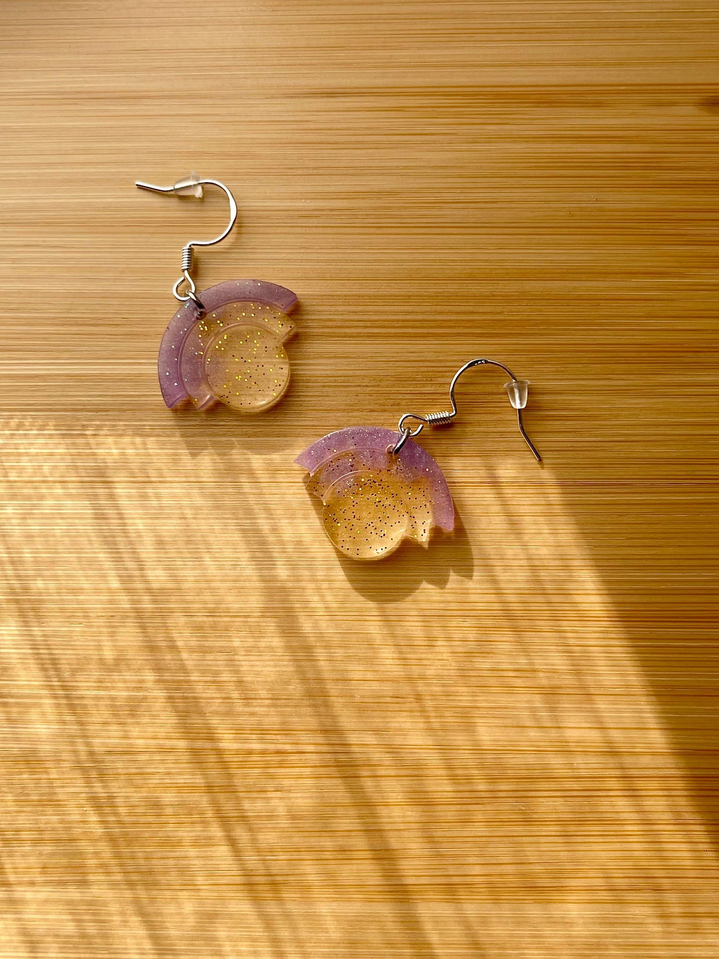 Boucles d’oreilles “Crépuscule Enchanté” – Résine violette & jaune à paillettes boucles d'oreilles