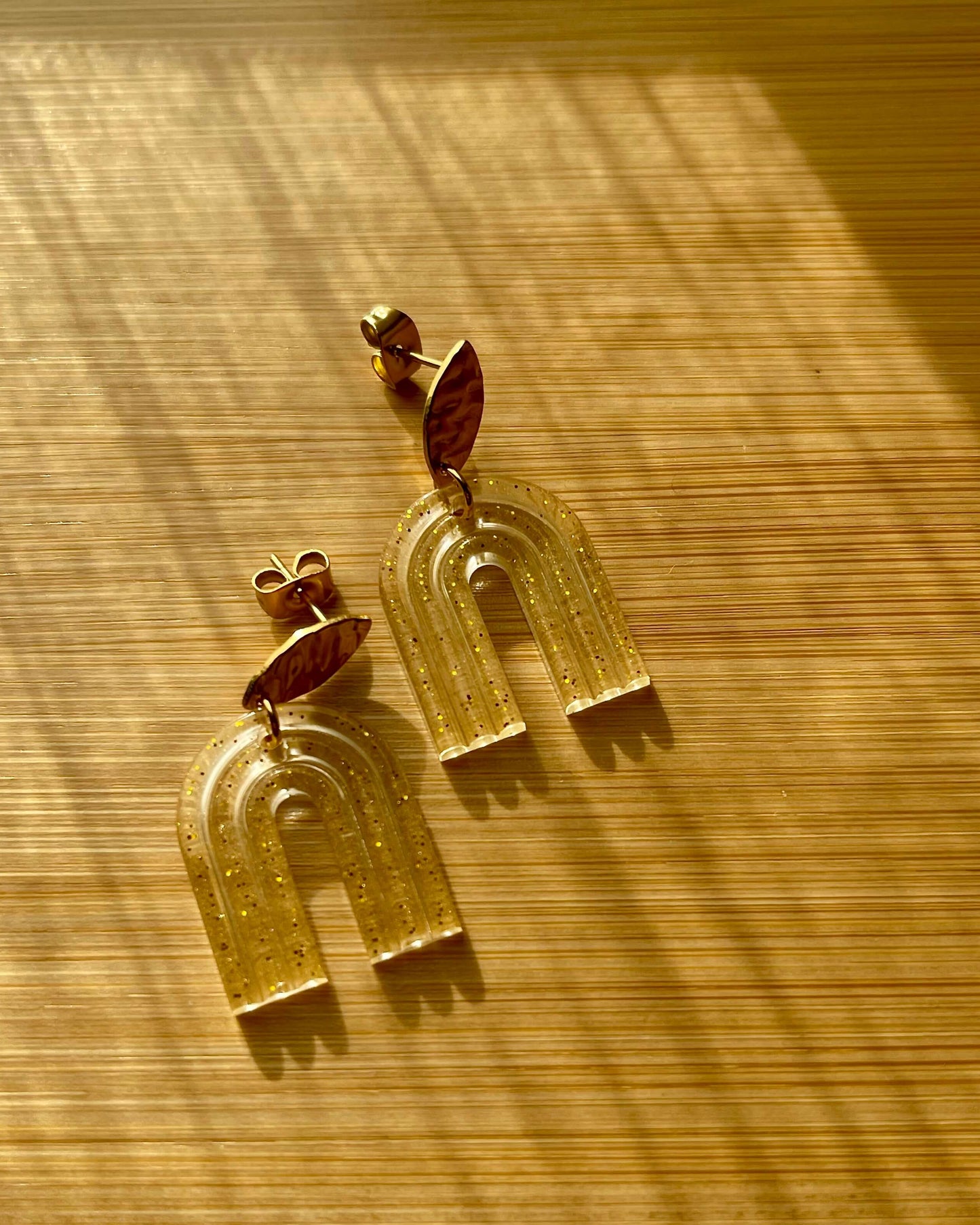 boucles d'oreilles résine jaune pailletée avec attache en acier inoxydable doré
