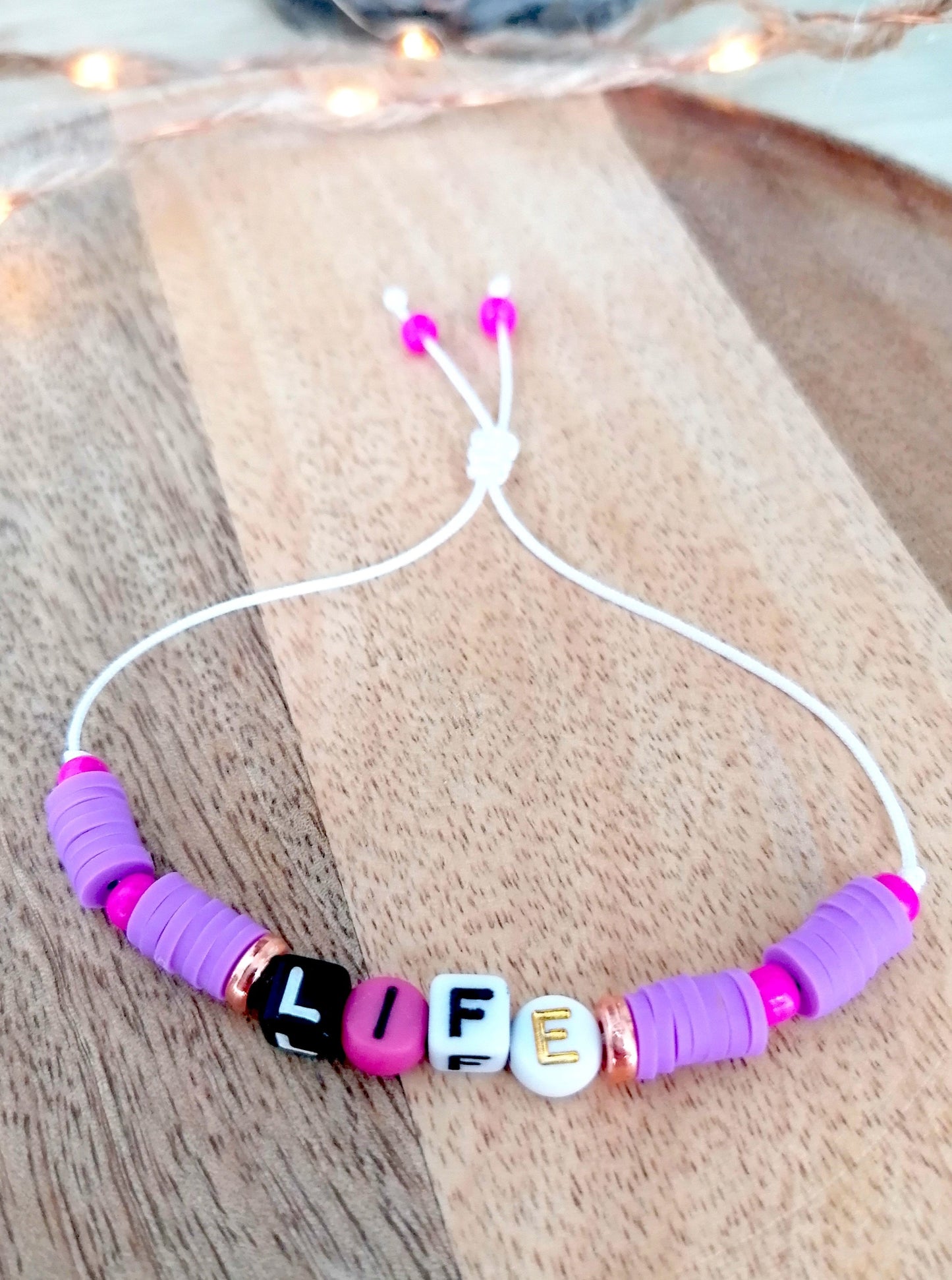 Bracelet en perles Heishi de couleur violet avec inscription "Life"