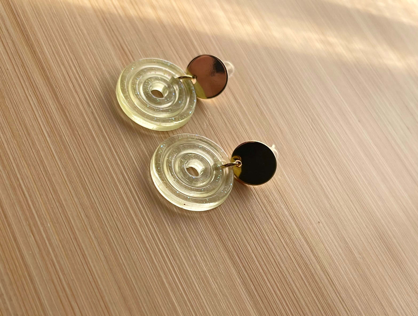 boucles d'oreilles resine ronde jaune pailletee