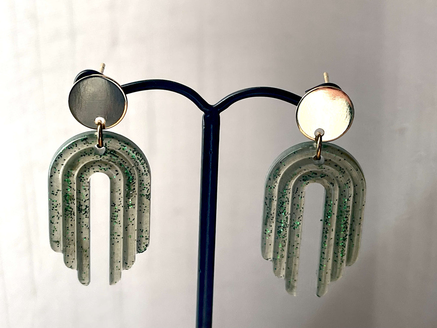 boucles d'oreilles en résine vertes à paillettes