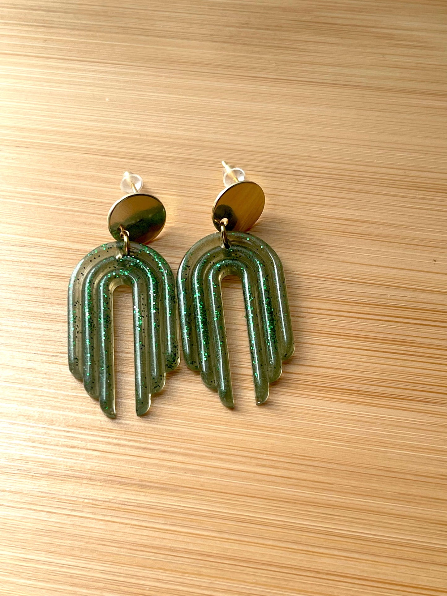 boucles d'oreilles en résine vertes à paillettes
