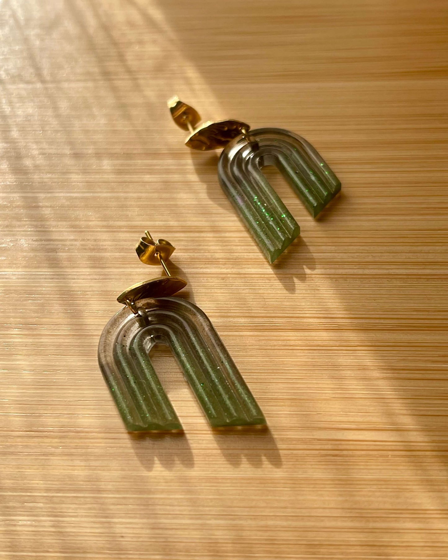 Boucles d'Oreilles "Forêt Enchantée" - Résine Noire et Verte Pailletée boucles d'oreilles