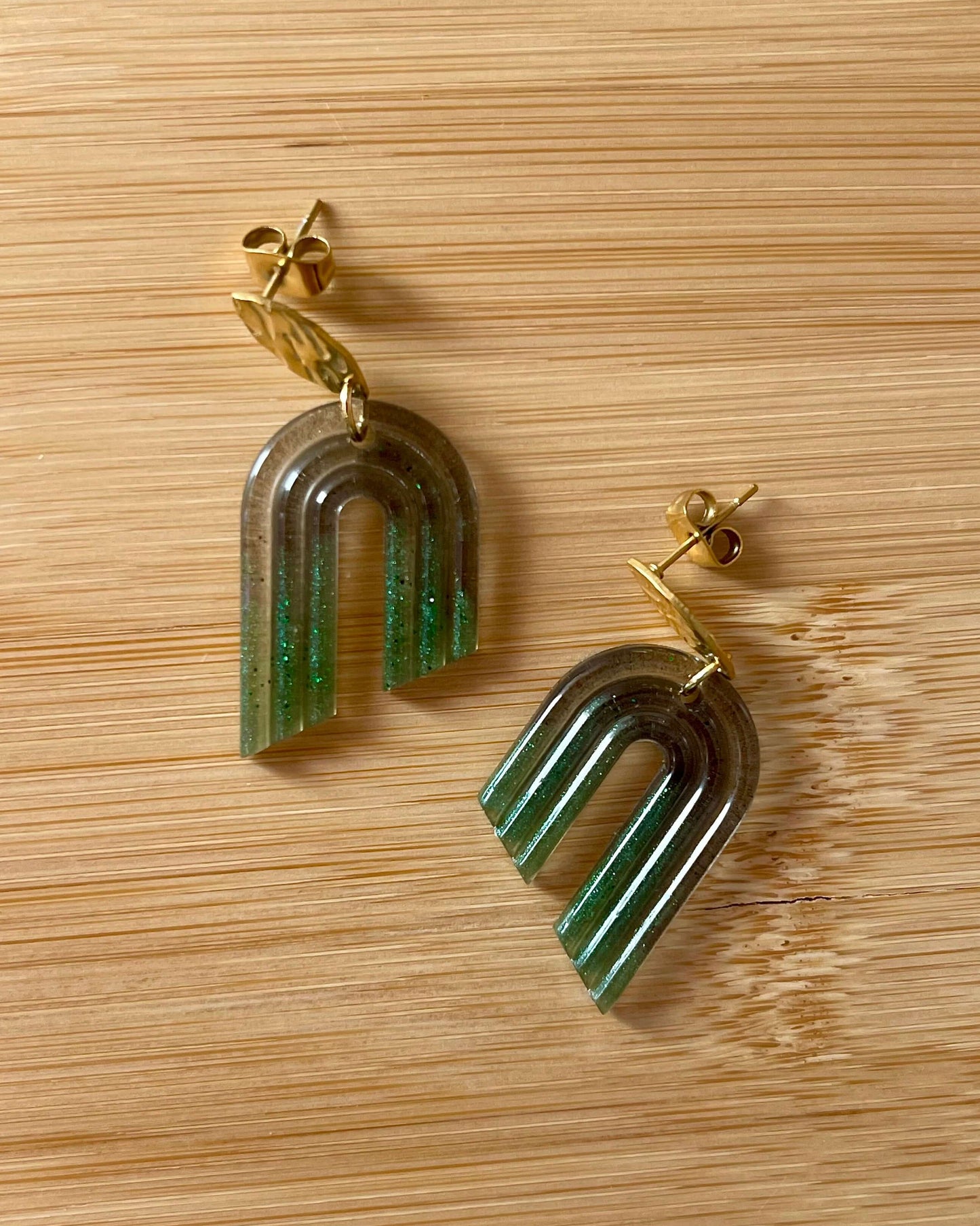 Boucles d'Oreilles "Forêt Enchantée" - Résine Noire et Verte Pailletée boucles d'oreilles
