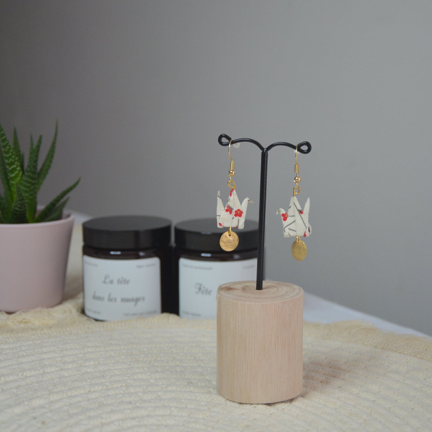 Boucles d'oreilles Grues et Sequins dorés par La petite fabrique d'Estelle
