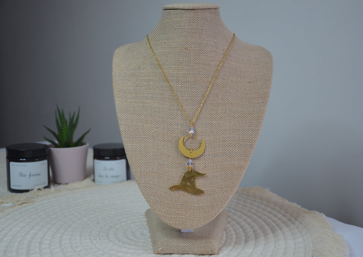 Collier chapeau de sorcière par Noémie Zomby