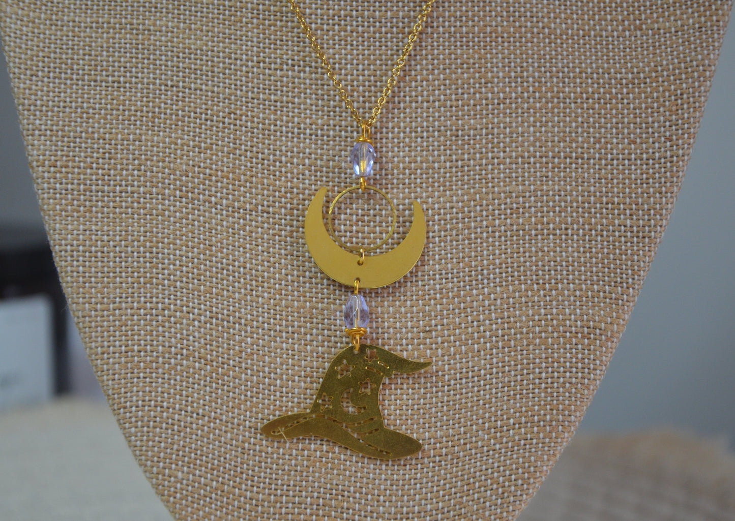 Collier chapeau de sorcière par Noémie Zomby