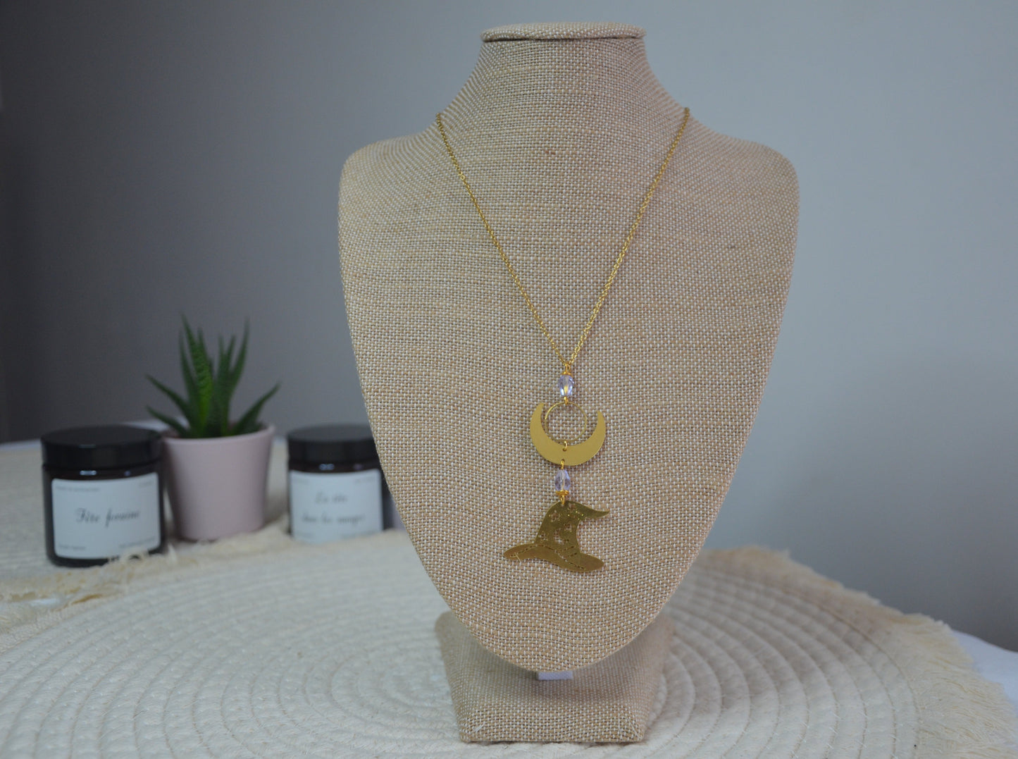 Collier chapeau de sorcière par Noémie Zomby