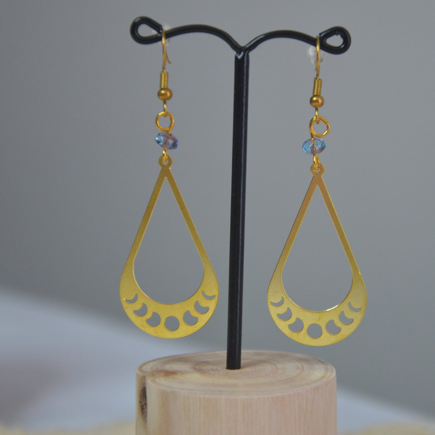 Boucles d'oreilles phase de la Lune par Noémie Zomby - crochets et apprêts en laiton pur, perles en verre tchèque - sans plomb, sans nickel et sans cadmium - Orabulle