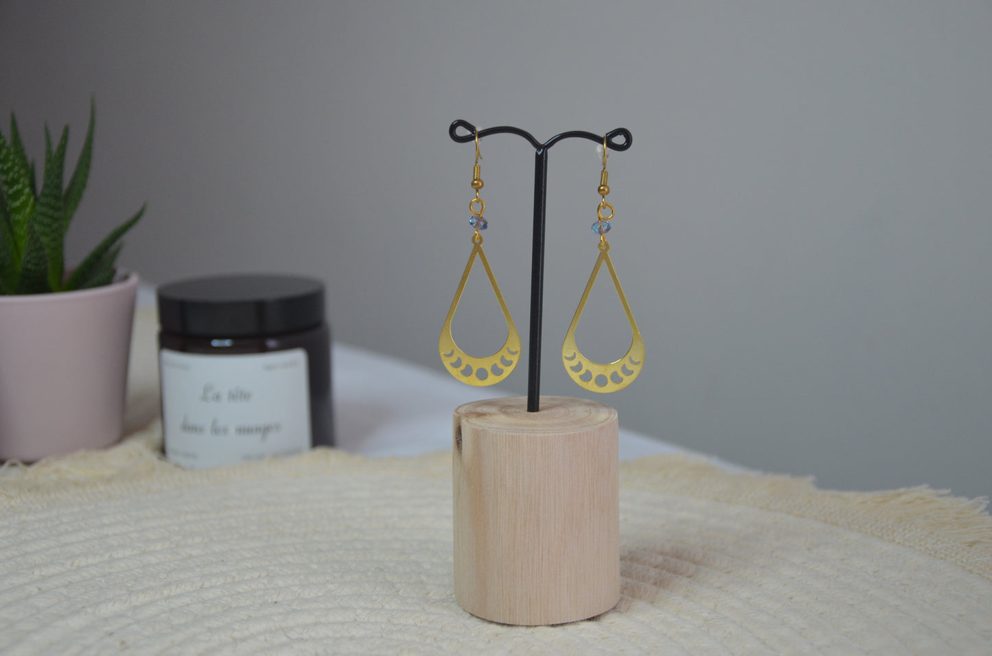 Boucles d'oreilles phase de la Lune par Noémie Zomby - crochets et apprêts en laiton pur, perles en verre tchèque - sans plomb, sans nickel et sans cadmium - Orabulle