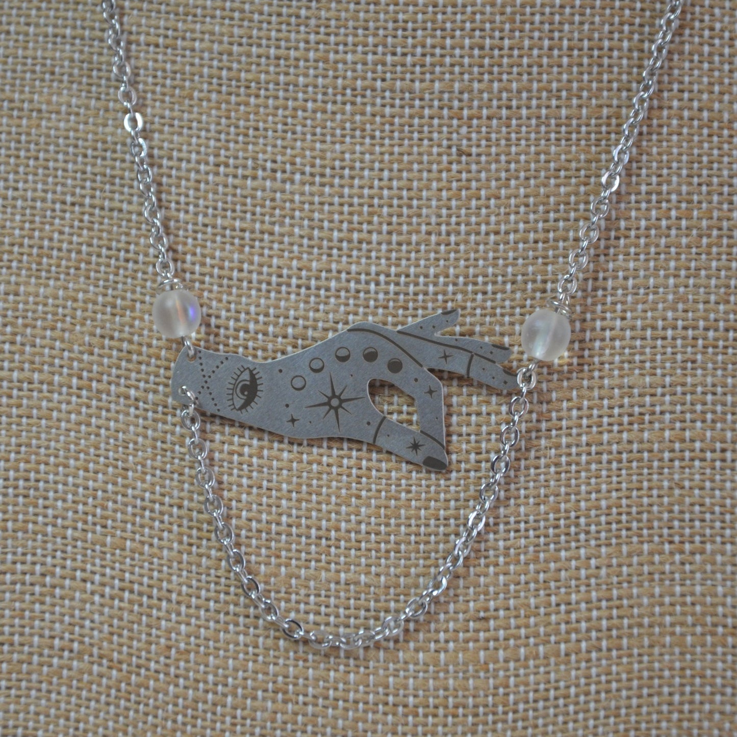 Collier main par Noémie Zomby