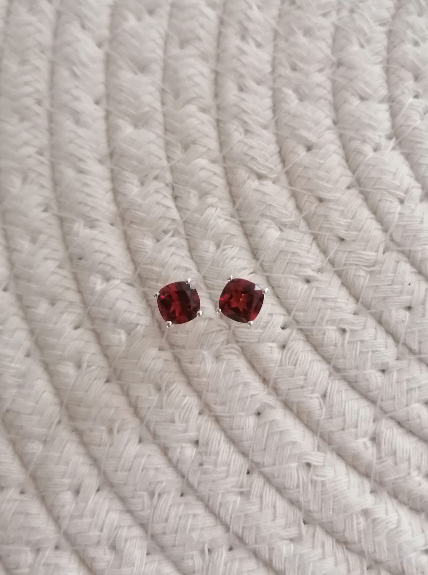 Puces d'oreilles Grenat