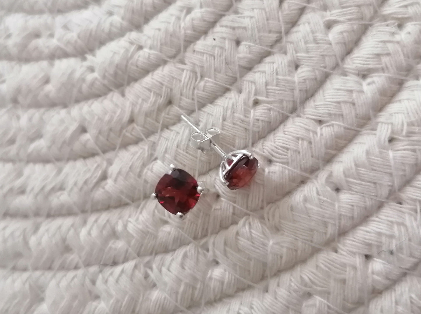 Puces d'oreilles Grenat