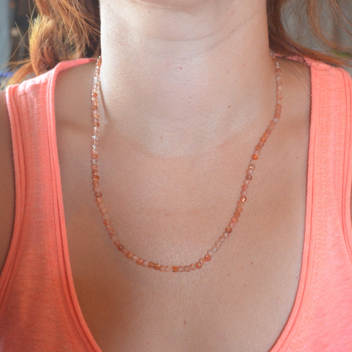 Collier ras de cou pierre de soleil facette 2-3mm