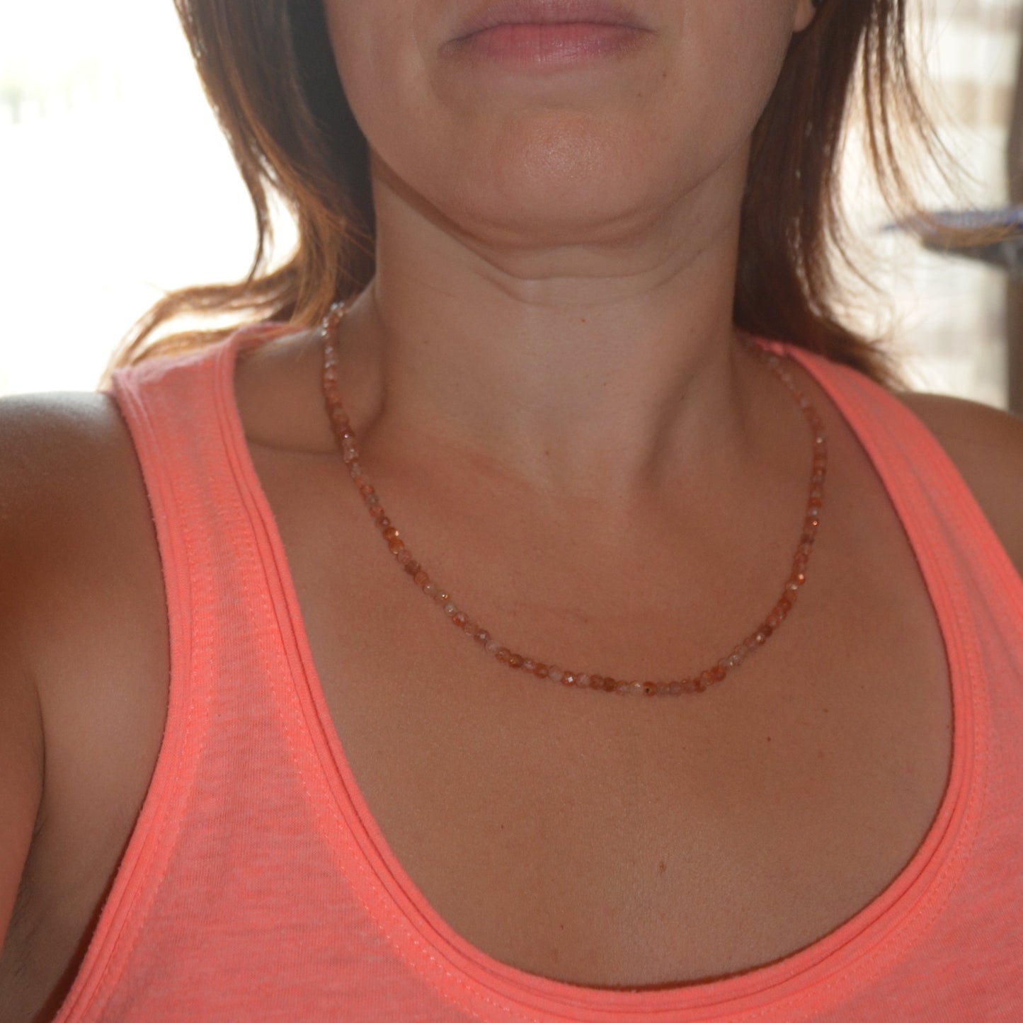 Collier ras de cou pierre de soleil facette 2-3mm