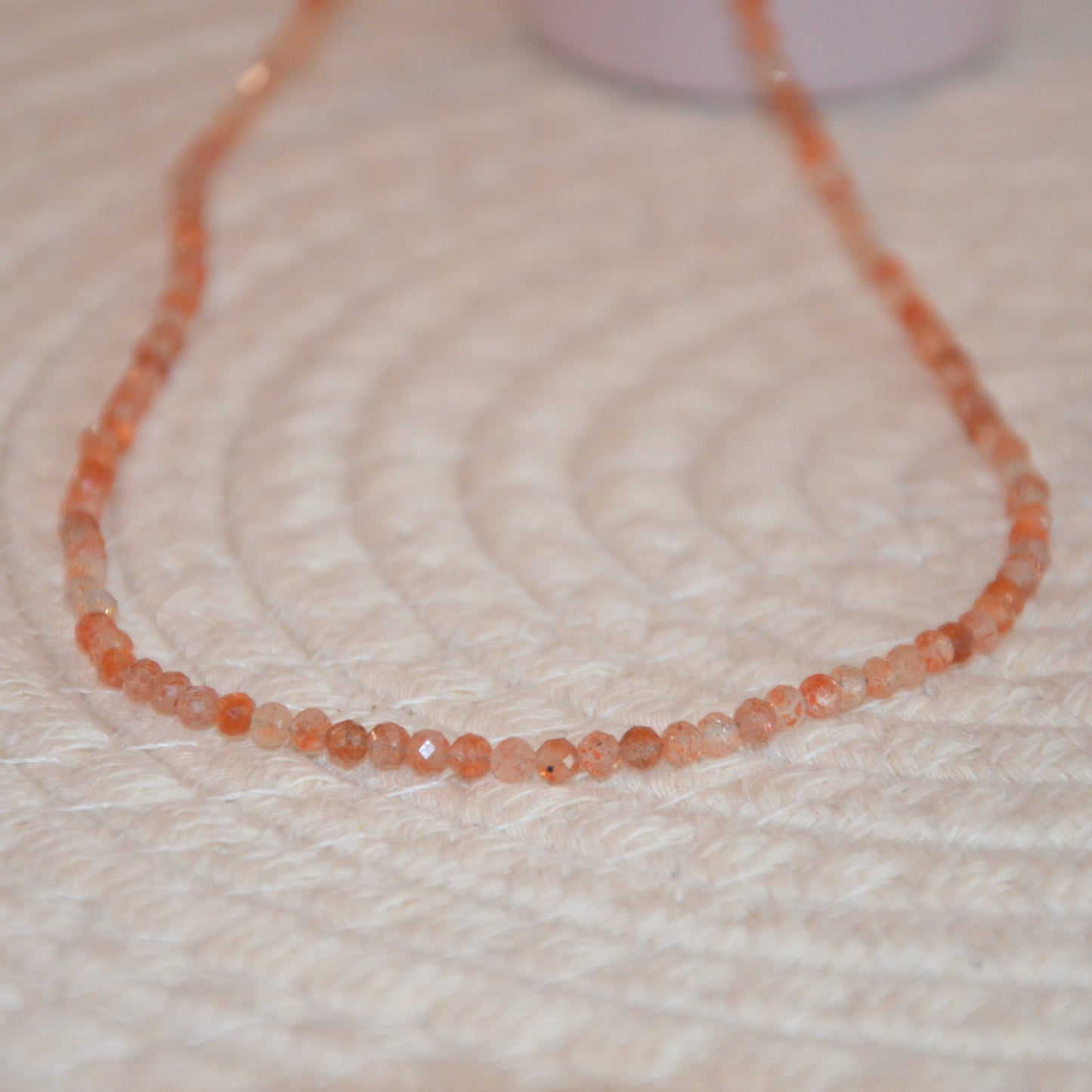 Collier ras de cou pierre de soleil facette 2-3mm