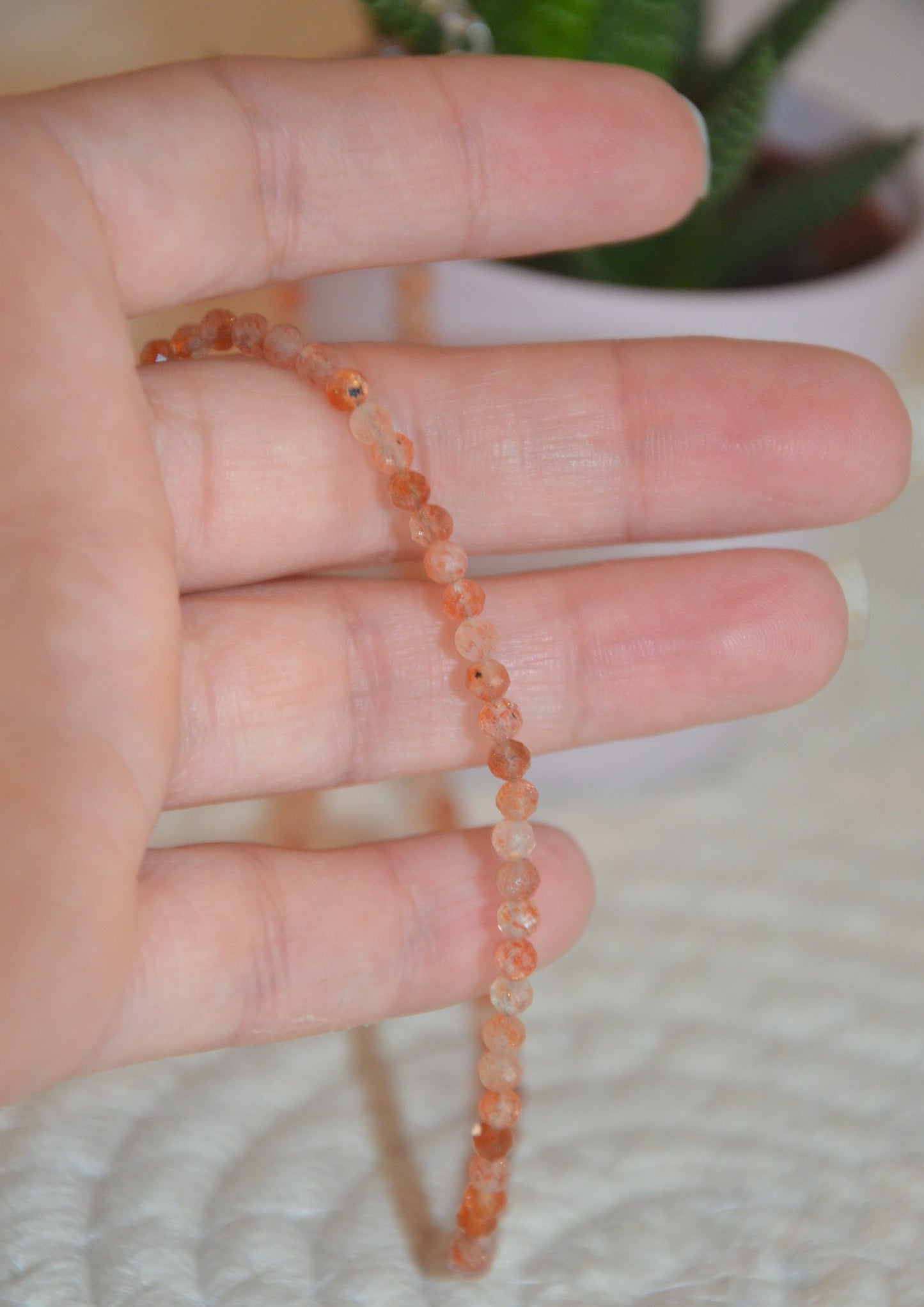 Collier ras de cou pierre de soleil facette 2-3mm