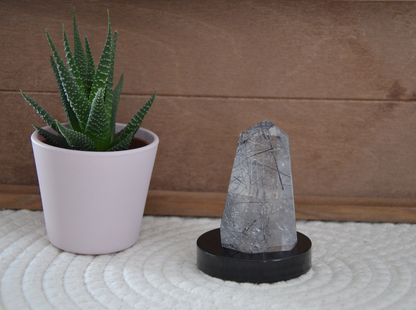 Pointe de Quartz avec inclusion Tourmaline