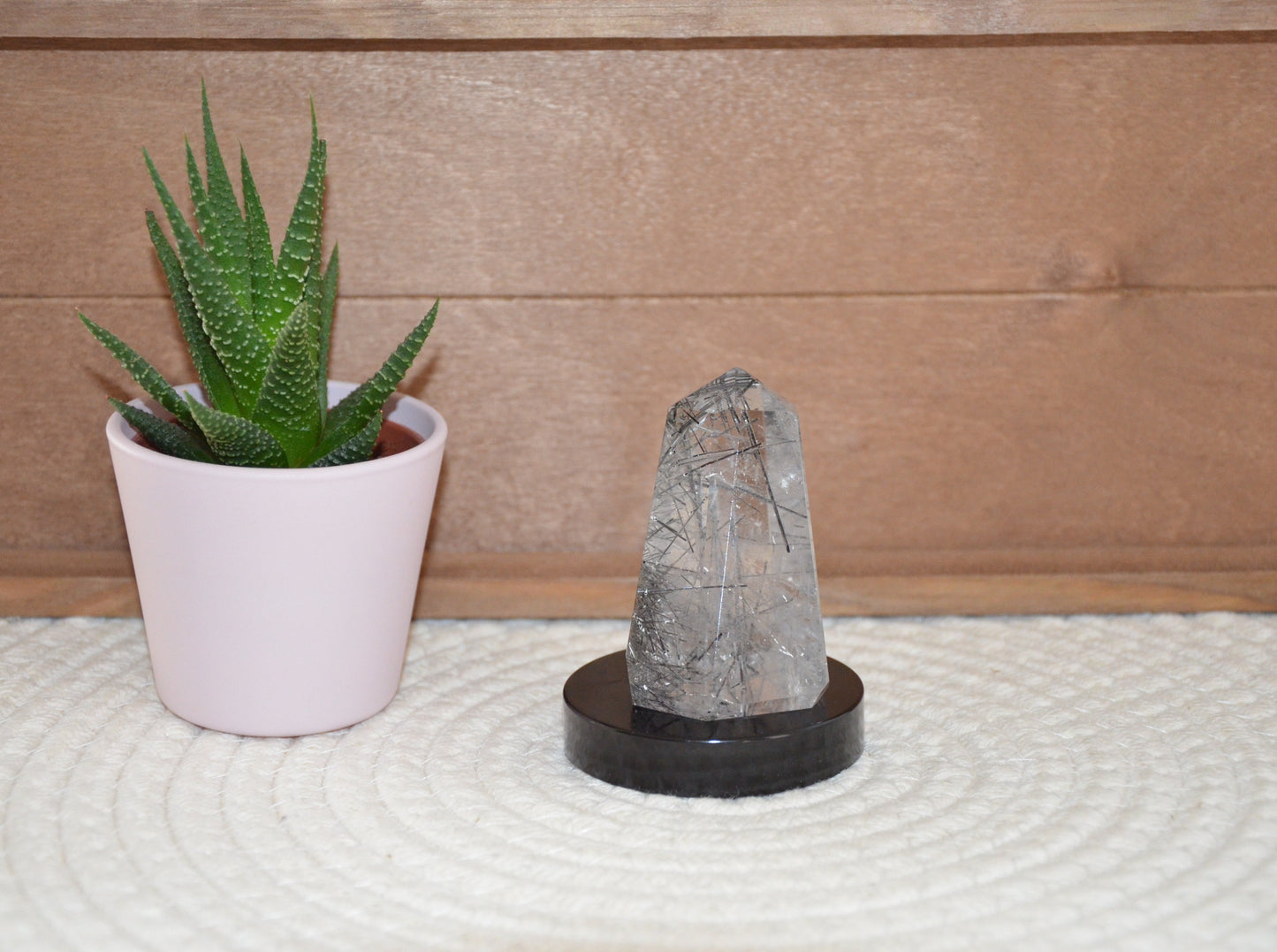 Pointe de Quartz avec inclusion Tourmaline