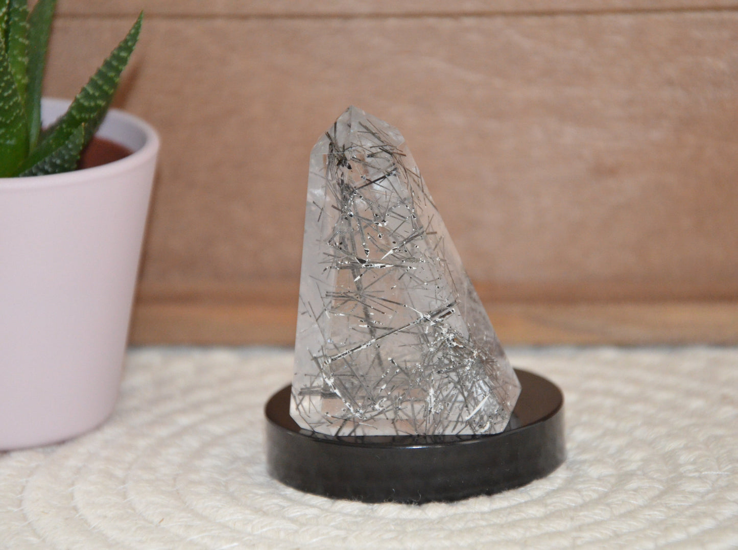 Pointe de Quartz avec inclusion Tourmaline