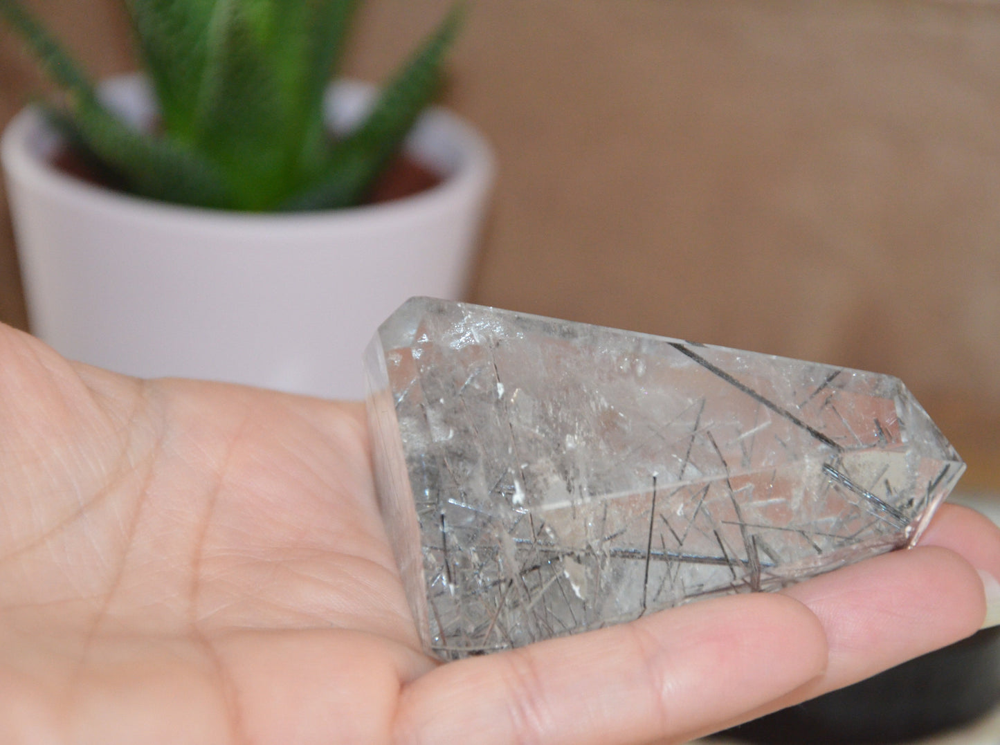Pointe de Quartz avec inclusion Tourmaline