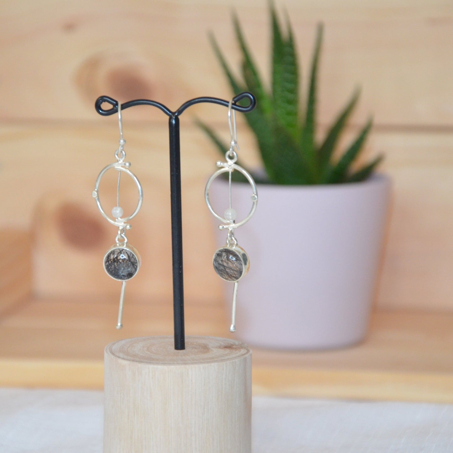 Boucles d'oreilles Quartz inclusions Tourmaline noire et perle Pierre de lune