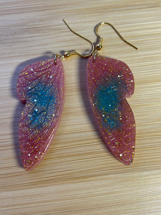 Boucles d’Oreilles “Ailes d’Éther” – Résine Féérique Rose et Bleu