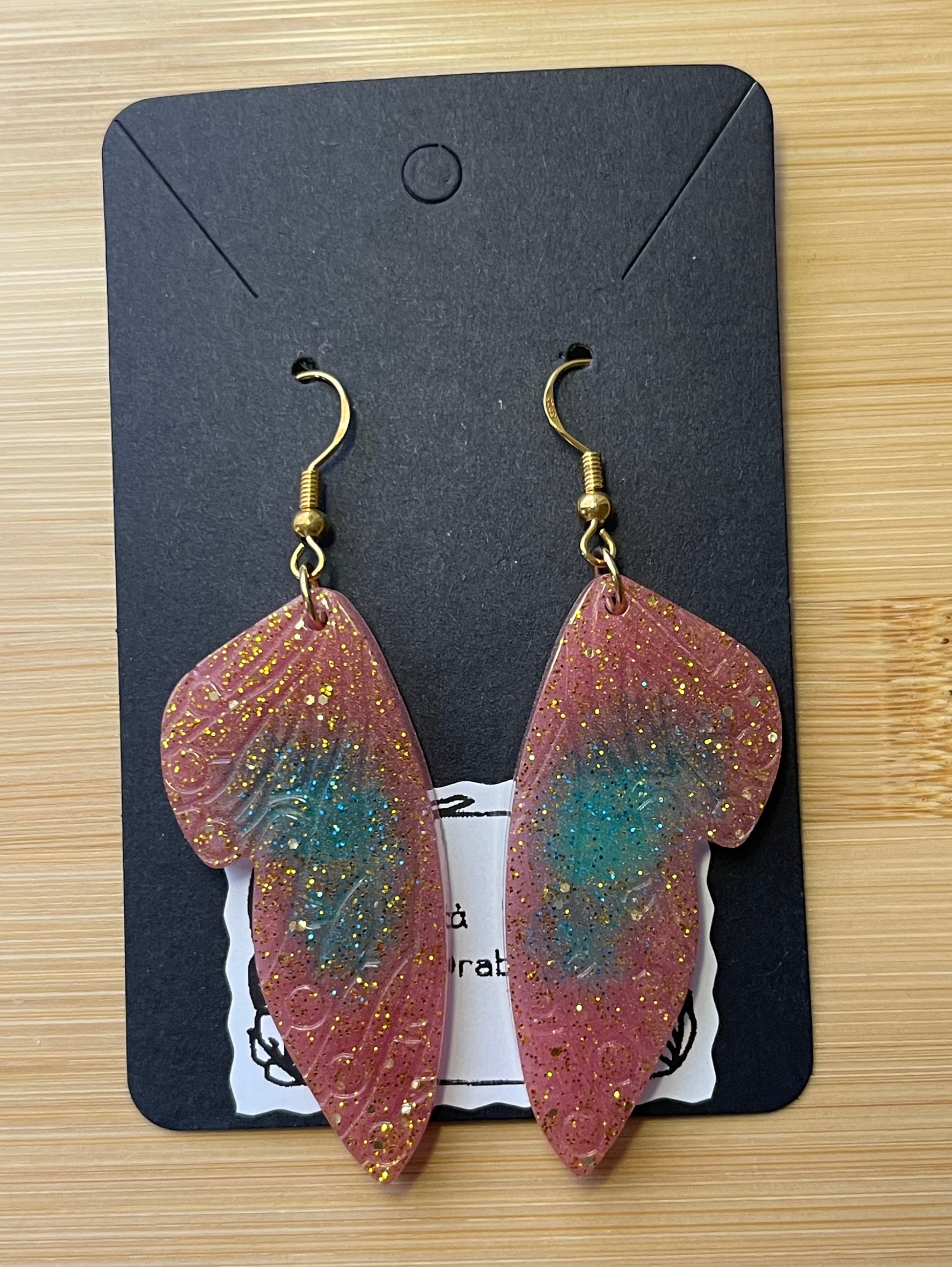 Boucles d’Oreilles “Ailes d’Éther” – Résine Féérique Rose et Bleu