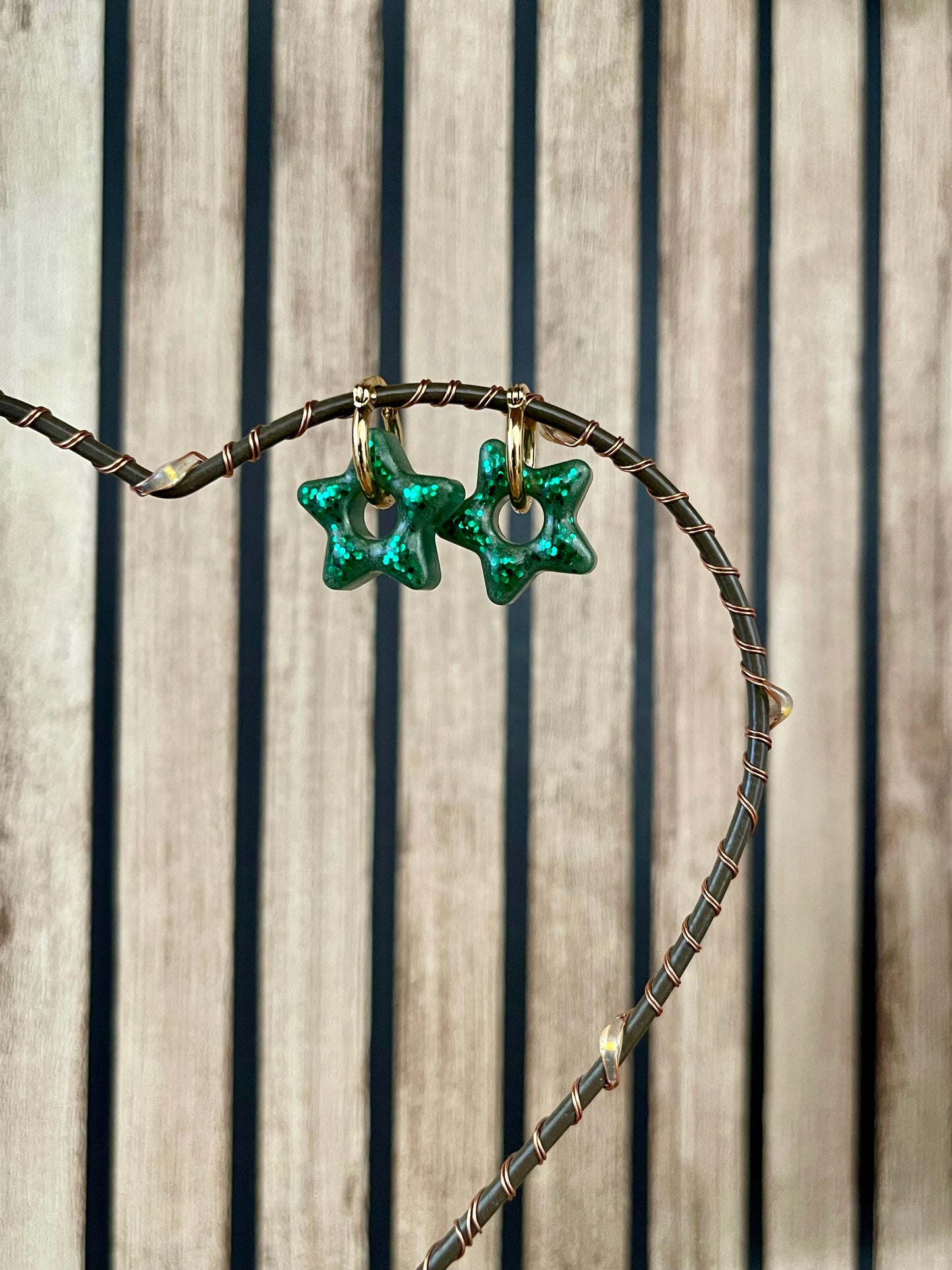 Boucles d’oreilles étoiles vert scintillant – Résine artisanale – Anneaux dorés boucles d'oreilles