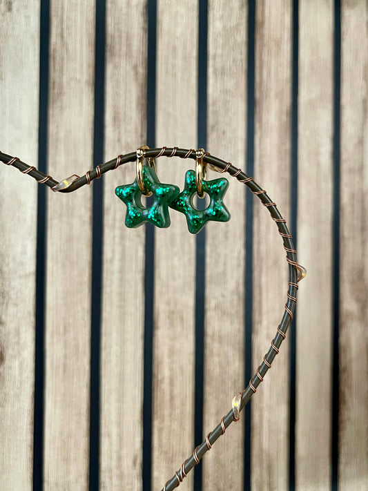 Boucles d’oreilles étoiles vert scintillant – Résine artisanale – Anneaux dorés boucles d'oreilles