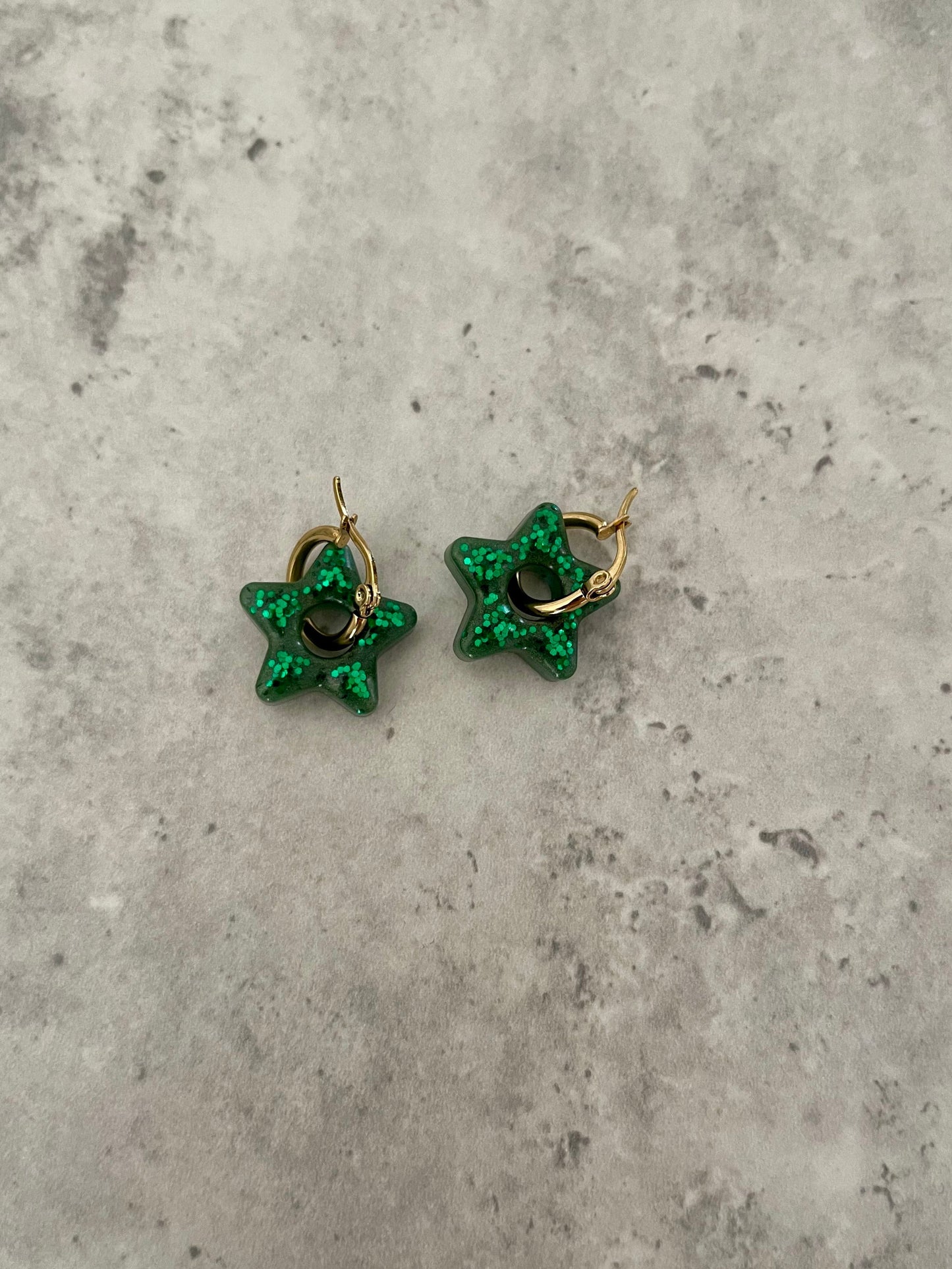Boucles d’oreilles étoiles vert scintillant – Résine artisanale – Anneaux dorés boucles d'oreilles