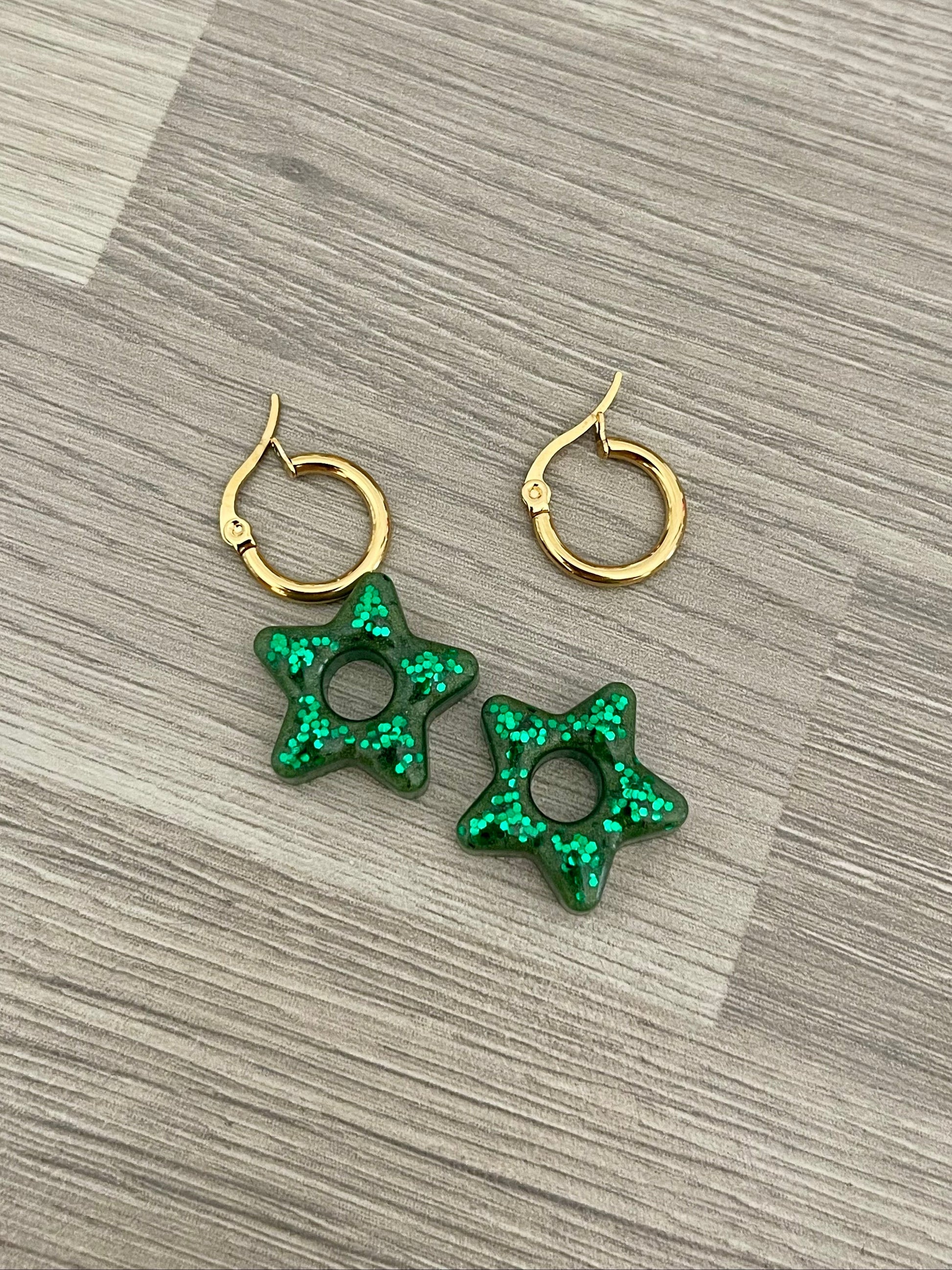 Boucles d’oreilles étoiles vert scintillant – Résine artisanale – Anneaux dorés boucles d'oreilles