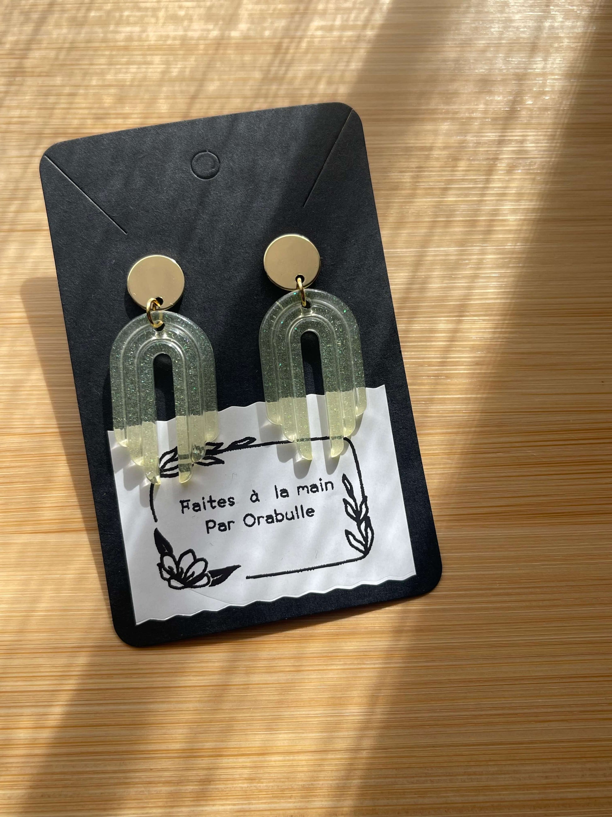 Boucles d'oreilles resine jaune claire a paillettes attache ovale