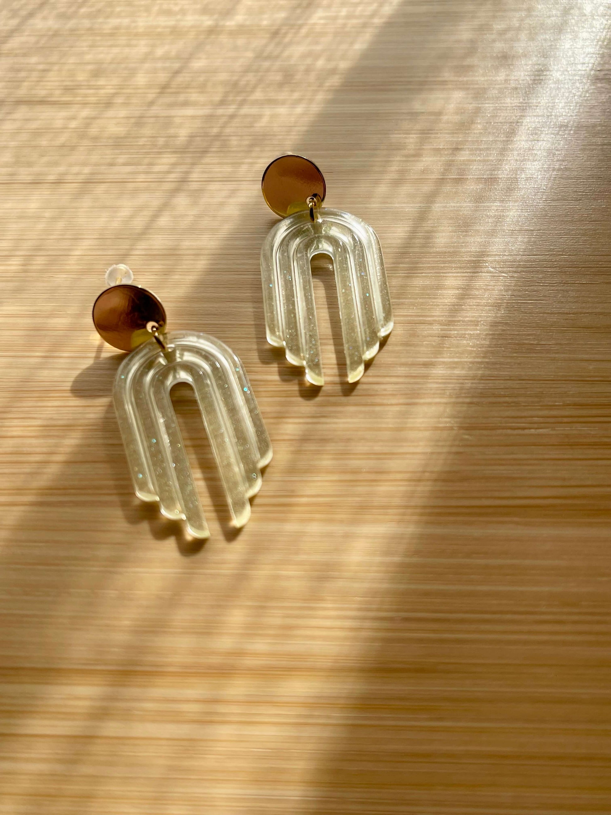 Boucles d'oreilles resine jaune claire a paillettes attache ovale