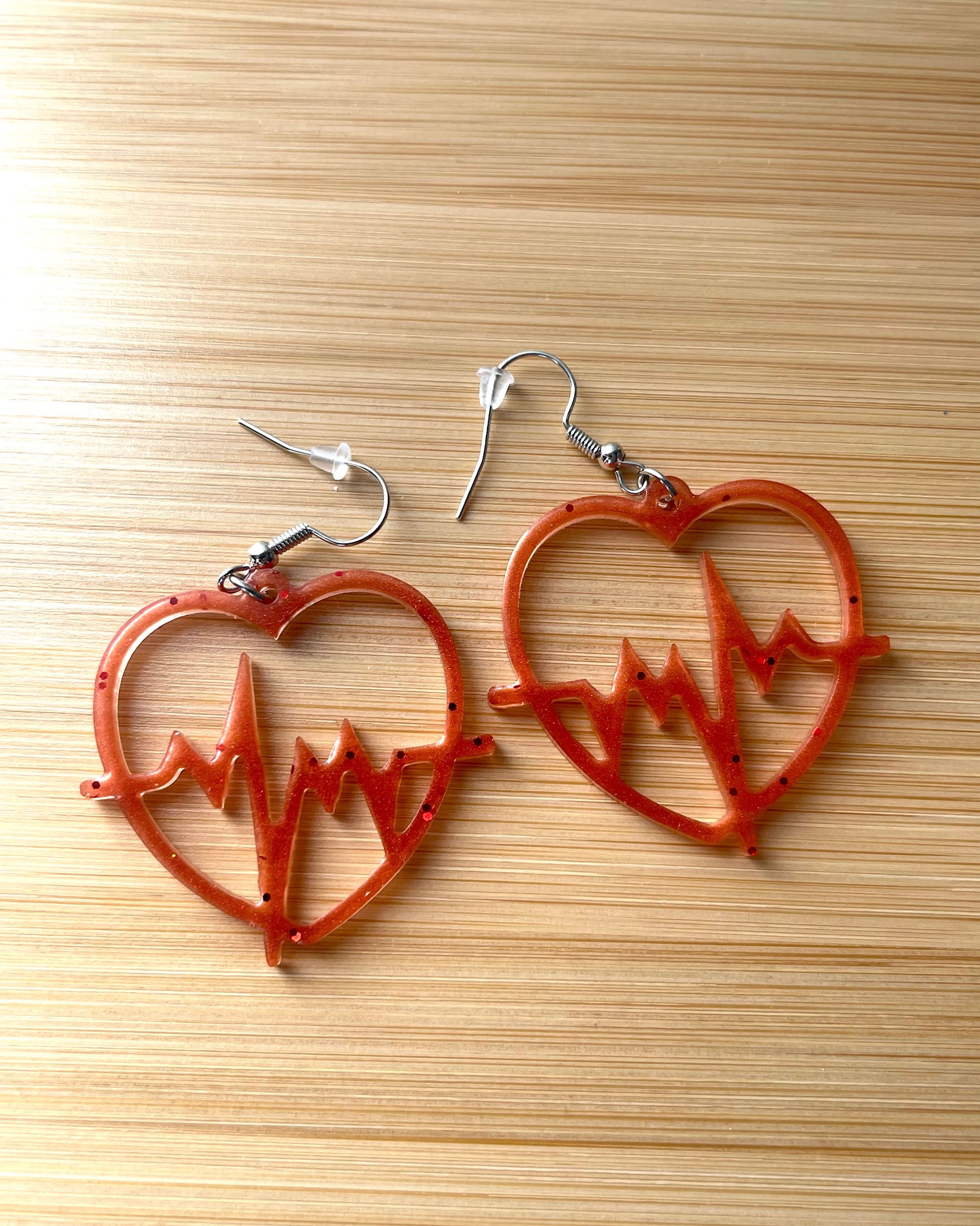 Boucles d'oreilles resines coeur battant terracotta