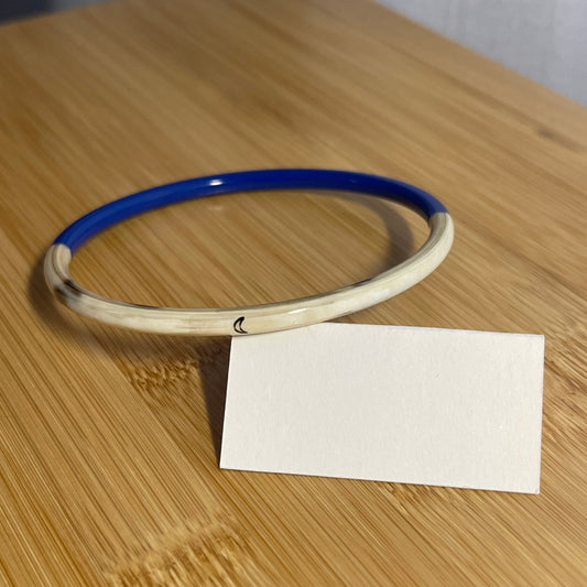 bracelet corne upcyclé, bleu majorelle, gravure lune