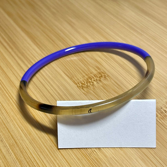 bracelet corne upcyclé, couleur violet, gravure lune