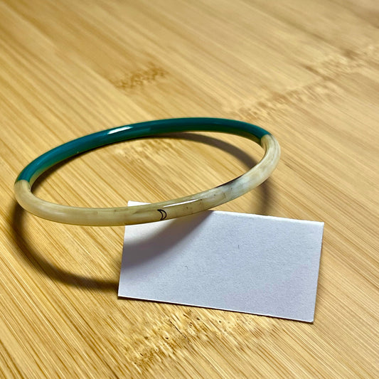 bracelet corne upcyclé, couleur vert emeraude, gravure lune